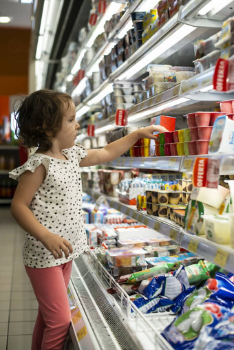 女孩购买酸奶超市孩子超市