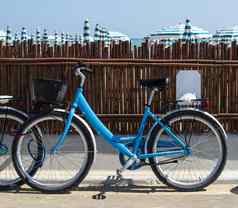 租赁自行车海滩蓝色的自行车街