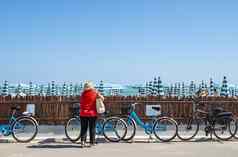 租赁自行车海滩蓝色的自行车街