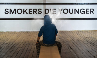少年吸烟消息墙吸烟者这年轻的