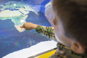 孩子指出非洲地图