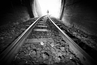 孩子走铁路隧道