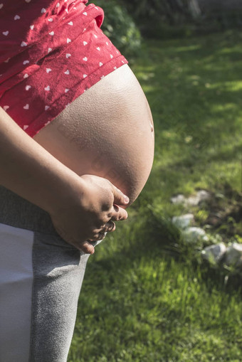 怀孕了女人显示肚子