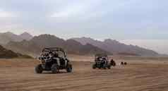 旅行游客沙漠越野车车埃及