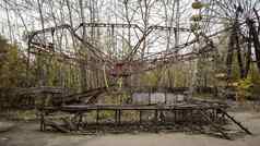 废墟旋转木马被遗弃的娱乐公园切尔诺比