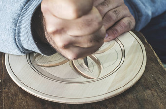 木雕艺人使螺纹板