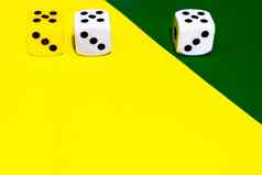 白色黄色的说结合绿色黄色的背景