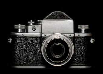 古董相机黑色的背景特写镜头