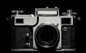 古董相机黑色的背景特写镜头