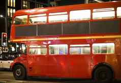 红色的古董公共汽车伦敦