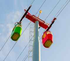 明亮的红色的绿色小屋缆索电缆车塔