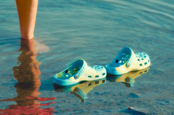 橡胶拖鞋浮动清晰的水女腿关闭
