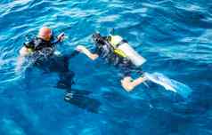 潜水员教练女孩旅游游泳红色的海
