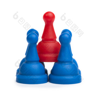 红色的蓝色的游戏棋子白色孤立的