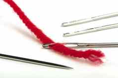 缝纫针红色的线程