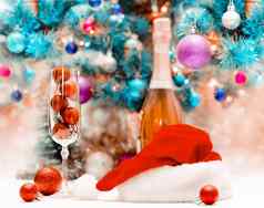 红色的闪闪发光的球大酒玻璃背景装饰圣诞节树