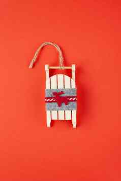 圣诞节装饰树玩具木雪橇鹿红色的背景社会媒体节日一年概念垂直平躺最小的风格前视图