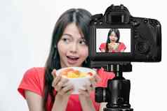 亚洲食物视频博客水果沙拉相机