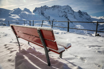 板凳上覆盖雪阳台看冰雪覆盖山