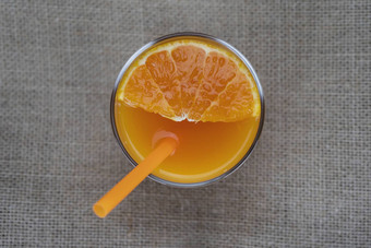 新鲜的橙色汁玻璃橙色稻草袋织物背景热带橙色水果多汁的喝背景