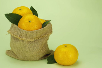 农业背景柑橘类特写镜头特写镜头颜色减少减少食物新鲜的新鲜水果绿色一半健康健康的孤立的汁多汁的叶自然自然<strong>橙色橙色</strong>水果<strong>橙色</strong>叶<strong>橙色</strong>片橙子有机完美的一块生让人耳目一新成熟的部分段集片切片工作室甜蜜的味道美味的