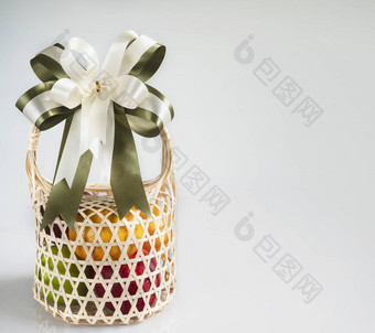 新鲜的水果纪念品织竹子包白色灰色的背景新鲜的水果礼物集特殊的场合概念