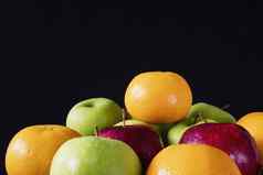 新鲜的红色的绿色苹果橙色灰色的黑色的背景新鲜的水果背景概念