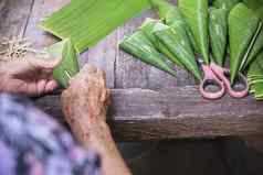 祖母手工作香蕉叶使花容器人使传统的项当地的仪式参与