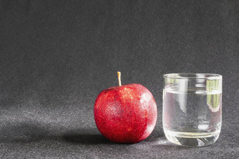 新鲜的<strong>苹果</strong>玻璃清洁喝水<strong>灰色</strong>的背景清洁新鲜的水果水背景概念