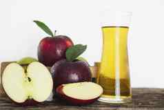 新鲜的红色的苹果苹果汁白色背景新鲜的水果汁产品背景概念
