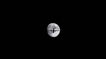 轮廓飞机飞行晚上完整的月亮