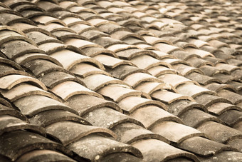过滤后的图像色彩斑斓的弯曲的粘土平铺的屋顶古老的房子北越南