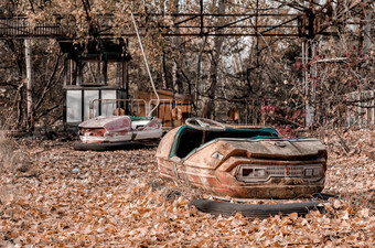 生锈的汽车被遗弃的娱乐公园切尔诺贝利核事故