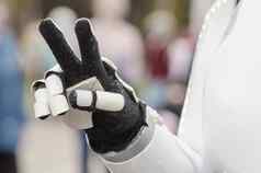 手指手势标志着胜利和平机器人西装