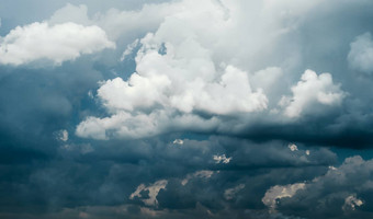 狂风暴雨的天空模式云