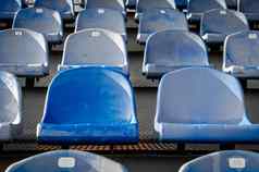 行相同的湿蓝色的座位空体育场看台