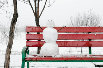 令人毛骨悚然的<strong>雪人</strong>红色的板凳上雪废弃的公园