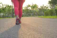 特写镜头鞋女腿慢跑走公园体育运动
