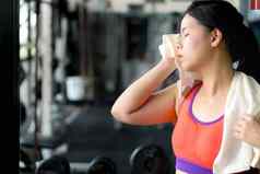 亚洲美女人擦拭汗水毛巾健身健身房饮食