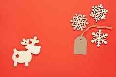 圣诞节装饰木雪花工艺标签鹿明亮的红色的背景节日一年销售生态友好的概念水平平躺最小的风格前视图