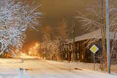 冬天街晚上照明房子前景