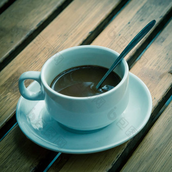 过滤后的图像越南牛奶咖啡白色陶瓷杯勺子飞碟