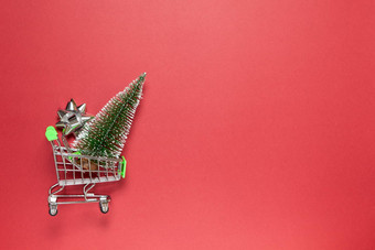 圣诞节冷杉银弓礼物玩具购物车勃艮第背景复制空间节日一年<strong>销售</strong>在线购物概念水平平躺最小的风格前视图