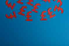 纸黄色的符号英国英镑货币蓝色的背景视图复制空间