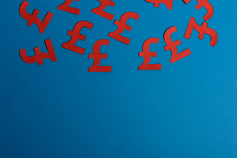 纸黄色的符号英国英镑货币蓝色的背景视图复制空间