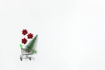 圣诞节雪覆盖冷杉红色的弓礼物玩具购物车白色背景复制空间一年<strong>销售</strong>在线购物概念水平平躺最小的风格前视图