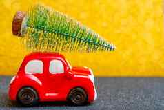 红色的玩具车携带圣诞节树假期