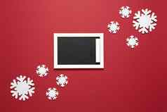 圣诞节作文小粉笔董事会框架雪花复制空间黑暗红色的背景空白明信片布局节日一年概念水平平躺最小的风格
