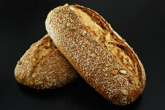 自制的荞麦面包面包荞麦面粉黑色的变形背景前视图flat-lay复制空间低关键