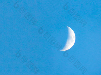 月亮下午蓝色的天空一天月亮月